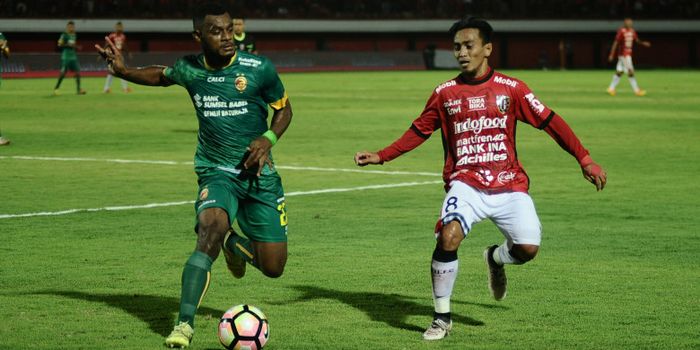  Gelandang Bali United, M Taufiq (kanan) mencoba menghalangi laju bek Sriwijaya FC, Markho Sandy Mer