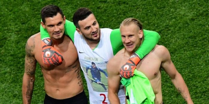 Dejan Lovren, Danijel Subasic, dan Domagoj Vida merayakan kemenangan Kroasia atas Argentina di Nizhn