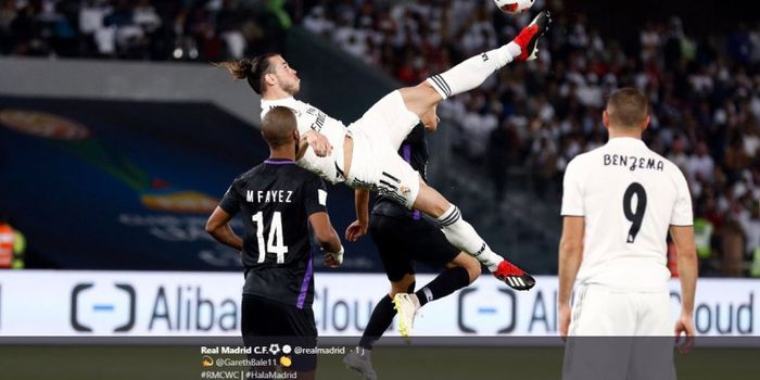  Penyerang Real Madrid, Gareth Bale, melakukan tendangan akrobatik.