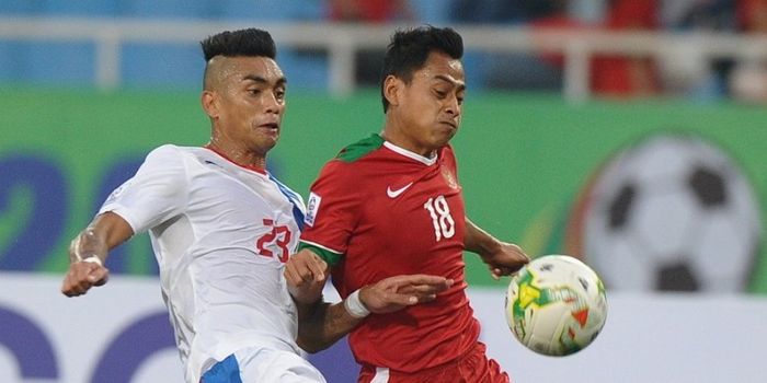       Striker tim nasional Indonesia, Samsul Arif (kanan), berebut bola dengan bek Filipina, Simone 