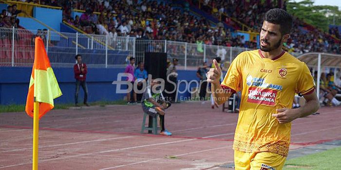 Pemain Sriwijaya FC, Tijani Belaid, akan menjadi andalan Laskar Wong Kito di lini tengah  dalam laga