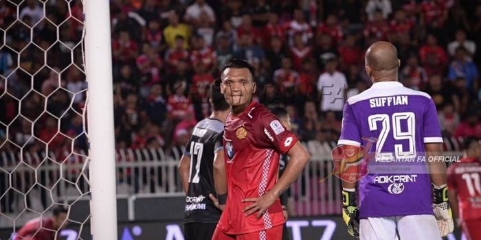 Penyerang Kelantan FA, Ferdinand Sinaga saat timnya menjamu Terengganu FA pada laga kedua Liga Super