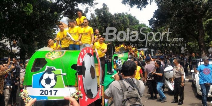 Arak-arakan pemain Bhayangkara FC setelah menjuarai Liga 1 2017 dari Mabes Polri sampai Stadion PTIK