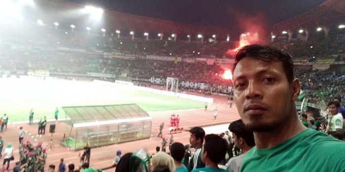 Bejo Sugiantoro menyaksikan laga uji coba antara Persebaya melawan PSIS Semarang