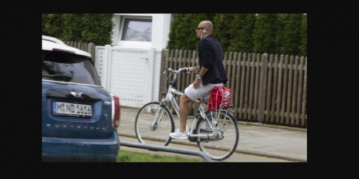  Arjen Robben mengendarai sepeda saat menuju tempat latihan 