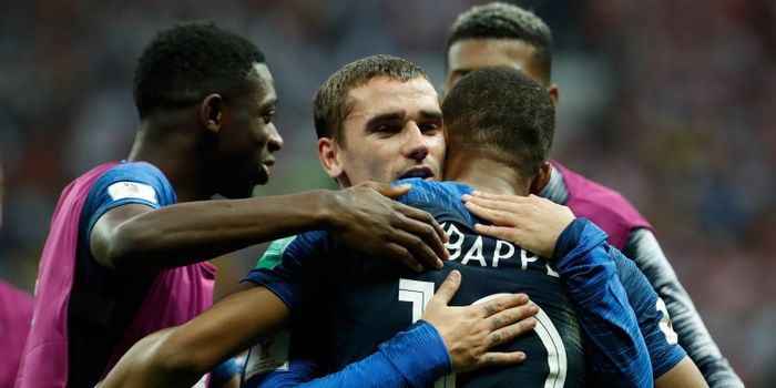 Antoine Griezmann dan Kylian Mbappe merayakan keberhasilan timnas Prancis menjuarai Piala Dunia 2018