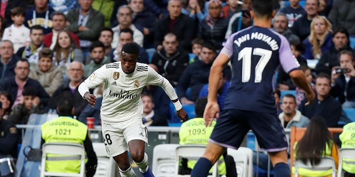 Pemain sayap Real Madrid, Vinicius Junior (kiri).