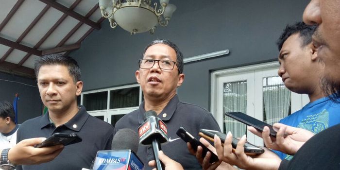 Plt Ketua Umum PSSI, Joko Driyono (tengah) didampingi Exco PSSI, Iwan Budianto