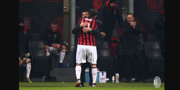 Gonzalo Higuain merayakan golnya bersama Gennaro Gattuso pada pertandingan AC Milan vs SPAL 2013 di