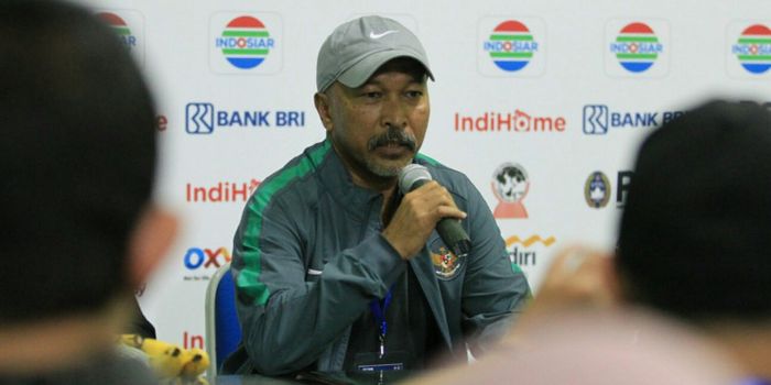 Pelatih timnas U-16 Indonesia, Fakhri Husaini, memberikan keterangan pers setelah tim asuhannya memb