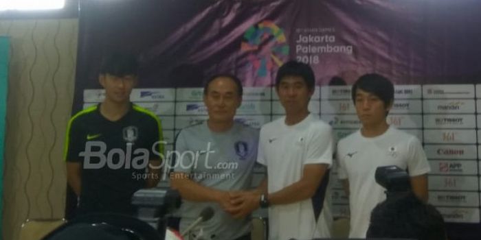 Bintang timnas U-23 Korea Selatan, Son Heung-min (paling kiri), didampingi pelatih Kim Hak-bum (kedu