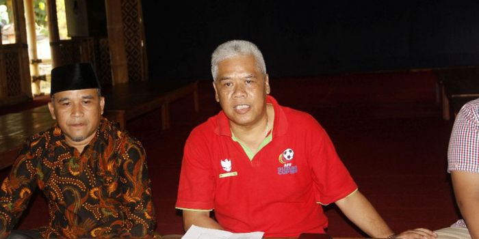 Panitia pertandingan lokal Dwi Irianto memberi penjelasan kesiapan uji coba Indonesia Selection vs T