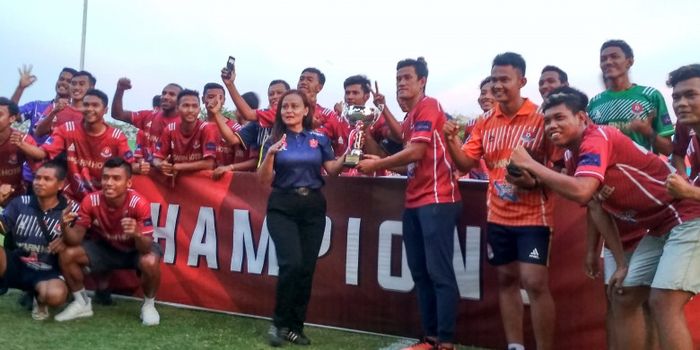 Presiden Persijap Jepara, Esti Puji Lestari memberikan trofi juara Trofeo Bupati Jepara kepada Persi