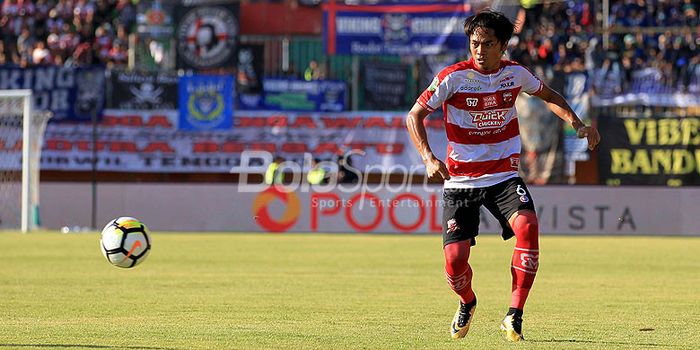 Bek Madura United, Andik Rendika Rama, saat tampil melawan Persib Bandung pada pekan ketujuh Liga 1 