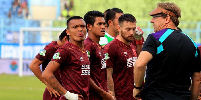          Pelatih PSM Makassar, Robert Rene Alberts memberi intruksi pada para pemain.               