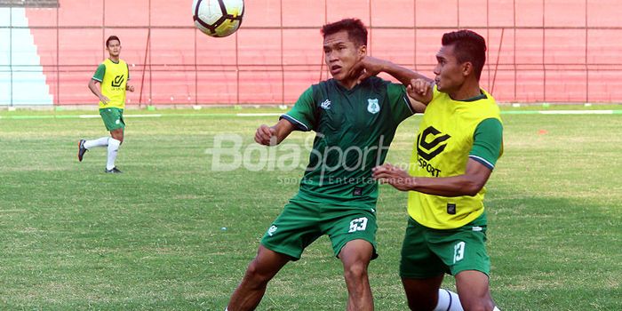 Pemain PSMS Medan, Dani Pratama dan Erwin Ramdani, berebut bola dalam sesi latihan tim di Stadion Te