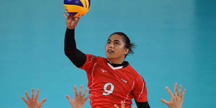 Pemain timnas Indonesia, Aprilia Manganang, melakukan smash di pertandingan cabang voli putri mela