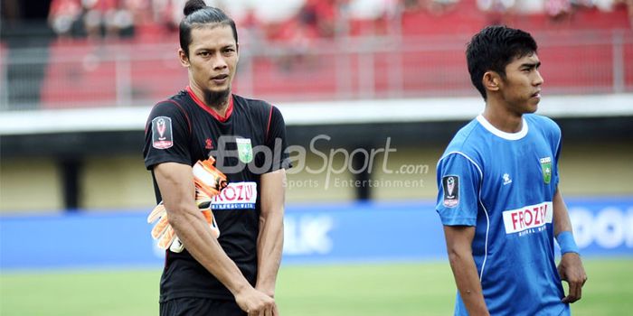 Penjaga gawang PSPS, Jandia Eka Putra, bersiap menjelang dimulainya laga kontra Bali United pada per