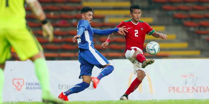Aksi I Putu Gede Juniantara saat timnas Indonesia berhadapan dengan Filipina pada pertandingan Grup 