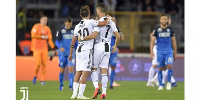 Dua pemain Juventus, Cristiano Ronaldo dan Paulo Dybala, berangkulan usai laga Liga Italia kontra Em