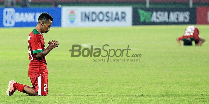     Penyerang timnas U-19 Indonesia, Todd Rivaldo Ferre, merayakan gol dengan berdoa saat melawan Si