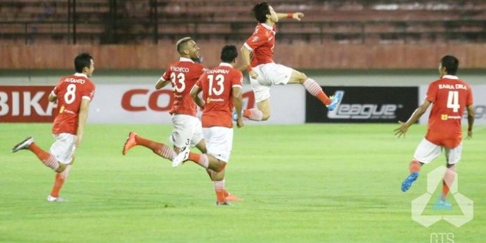 Para pemain Persija mengejar Hong Soon Hak (lompat) saat merayakan gol ke gawang Barito Putera di St