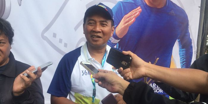 Mantan atlet bulu tangkis Indonesia, Icuk Sugiarto, berbicara kepada wartawan di sela acara kirab ob