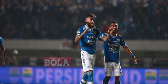 Bek Persib Bandung, Bojan Malisic, berceria usai mencetak gol ke gawang Persija Jakarta.