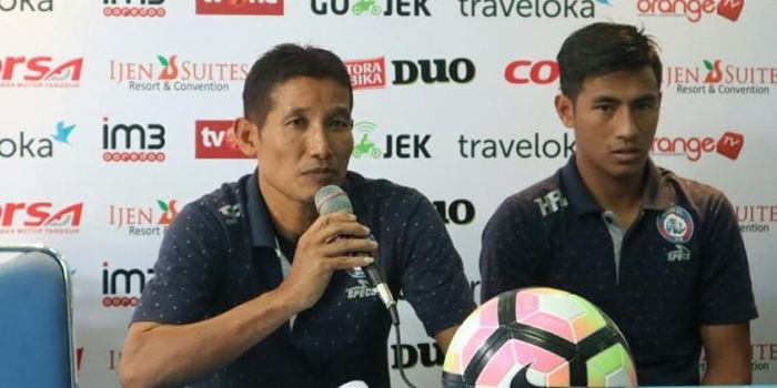 Asisten pelatih Arema FC, Singgih Pitono dan gelandang Hanif Sjahbandi saat jumpa pers antara timnya