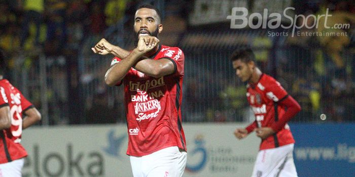 Penyerang Bali United asal Belanda, Sylvano Comvalius merayakan gol ketiga kontra Persegres Gresik U