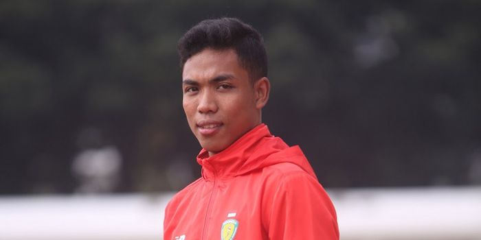  Atlet atletik putra nasional Indonesia, Lalu Muhammad Zohri, berpose di Stadion Madya, Senayan.