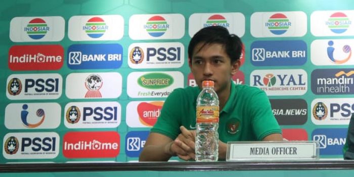 Hanis Saghara Putra dalam konferensi pers usai laga perdana penyisihan Grup A antara timnas U-19 Ind