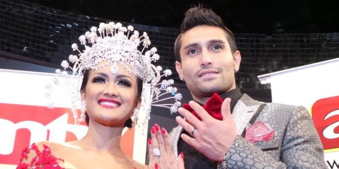 Julia Perez dan Gaston Castano bertunangan di Jakarta pada Rabu (4/12/2013) malam dan acara mereka itu disiarkan langsung melalui program Campur Campur ANTV.