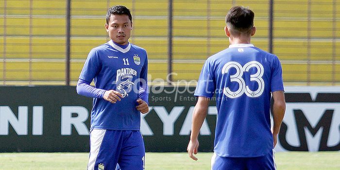 Gelandang Persib Bandung, Dedi Kusnandar (kiri), berlatih bersama rekan setimnya Oh In-kyun di Stadi