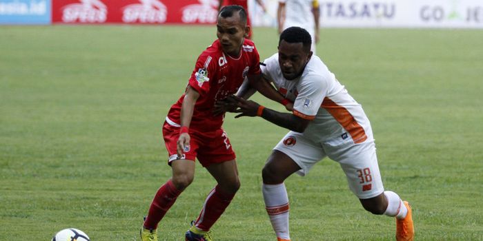 Sayap lincah Persija Jakarta, Riko Simanjuntak, dikawal ketat pemain Perseru Serui, Tony Rooy Ayomi