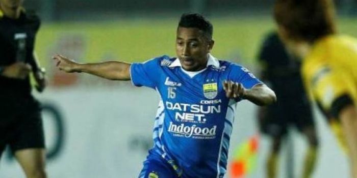   Playmaker elegan Firman Utina saat masih berseragam Persib pada musim 2014.  