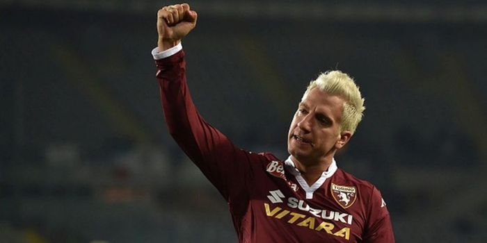 Penyerang Torino, Maxi Lopez, merayakan gol yang ia cetak ke gawang Cesena dalam pertandingan TIM Cu