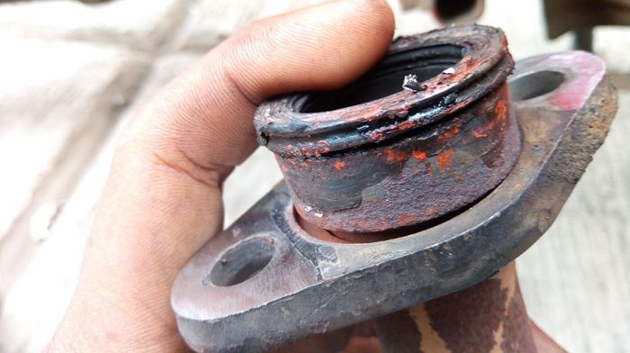 Oleskan sealer atau gemuk pada permukaan paking yang rusak
