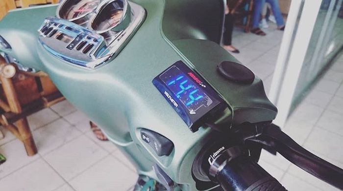 Voltmeter terpasang di Vespa