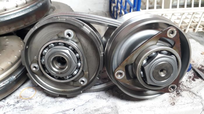 Bagian utama transmisi CVT, belt, driver pulley, dan driven pulley.