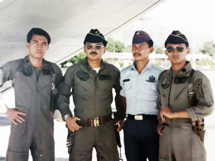 Marsekal Hadi Tjahjanto saat berpangkat Kapten dan pilot CASA (tengah berkacamat)