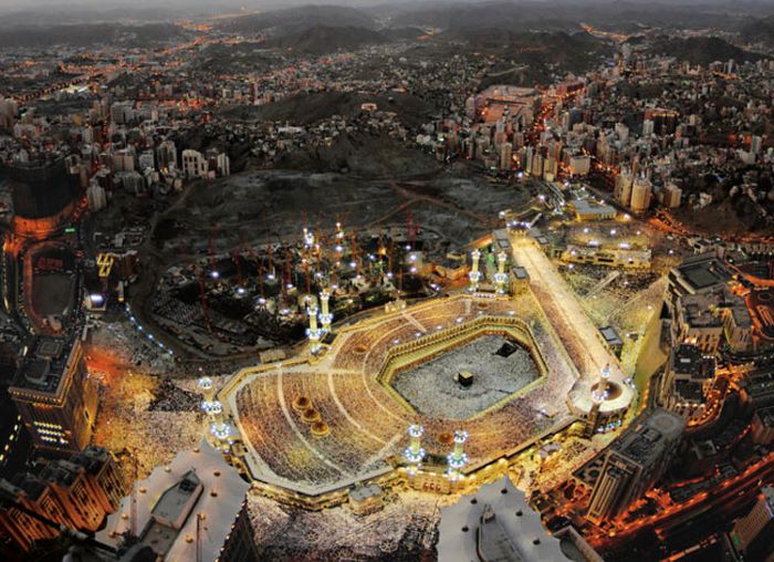 Masjidil Haram dibanjiri lampu senja, menandai berakhirnya puasa.  Tempat ini penuh dengan peziarah dari seluruh dunia.