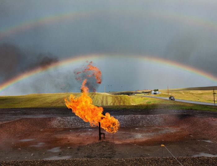 Kobaran gas alam yang merupakan limbah adalah pemandangan baru di padang rumput Dakota. Di sini, tek