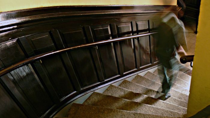 Tangga semimelingkar di gedung AVROS Medan.