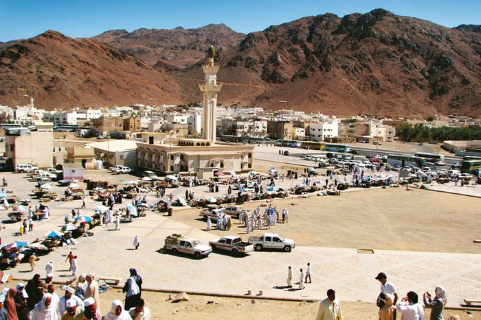 Los musulmanes visitan Jabal Sur, una de las montañas más altas que rodean la ciudad de La Meca.  Un lugar
