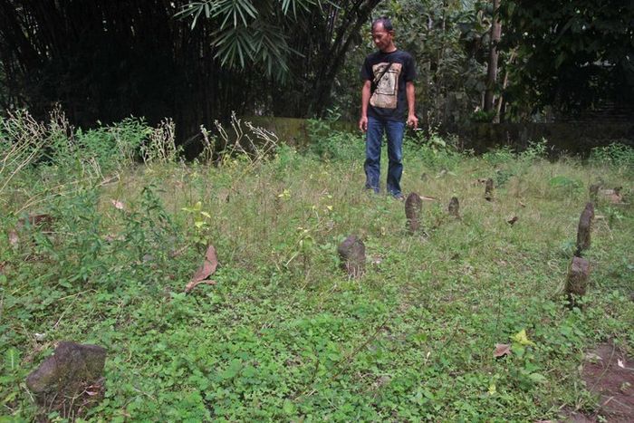 Ki Roni Sodewo, keturunan ketujuh Dipanagara, berdiri di permakaman laskar moyangnya di Desa Dekso.