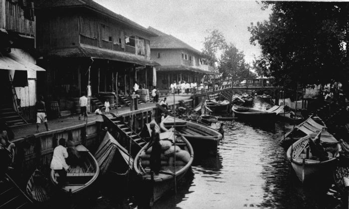 Pada tahun 1920-an, sebuah kanal di desa Pontianak.