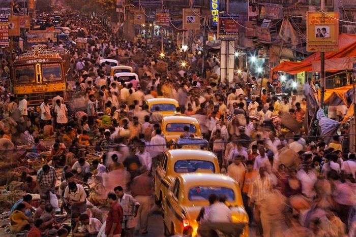 Kondisi jalanan di Kalkuta. Negara India menggambarkan ancaman ledakan populasi penduduk dunia.