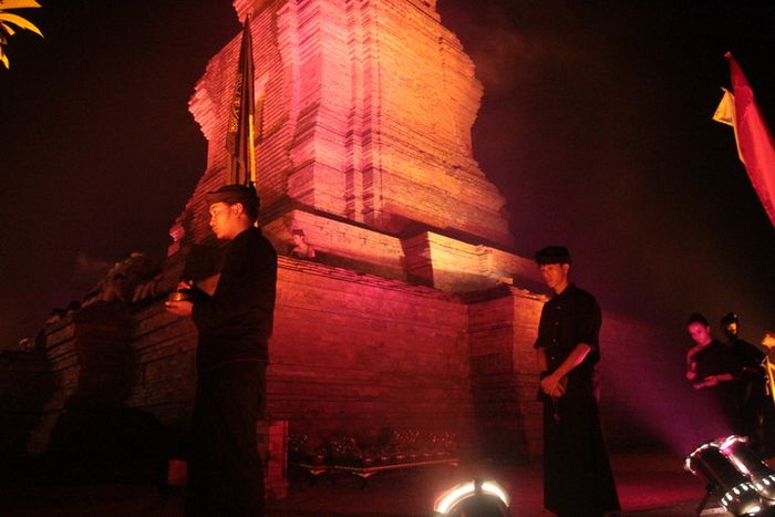 Candi Brahu yang berpendar saat perayaan hari jadi Kerajaan Majapahit.