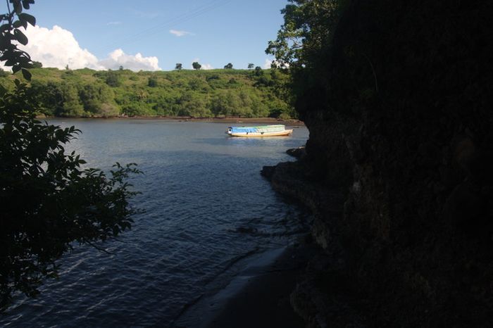 Pemandangan teluk di Desa Sowa, situs Wadu Pa'a, Kabupaten Bima, Sumbawa
